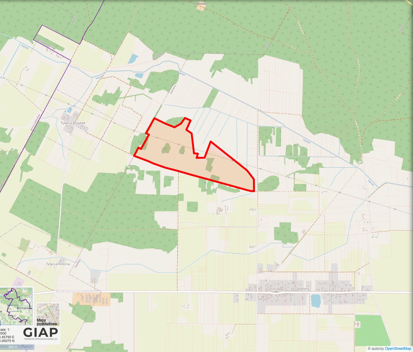 Mapa okolicy Topolan. Czerwonym obrysem zaznaczona działka 102/4 pod planowaną fermę, położona między Tylwicą-Majątkiem na zachodzie a wsią Topolany na południowym wschodzie. Na północ od działki płynie rzeka Supraśl, a teren wokół pokrywają lasy i pola.